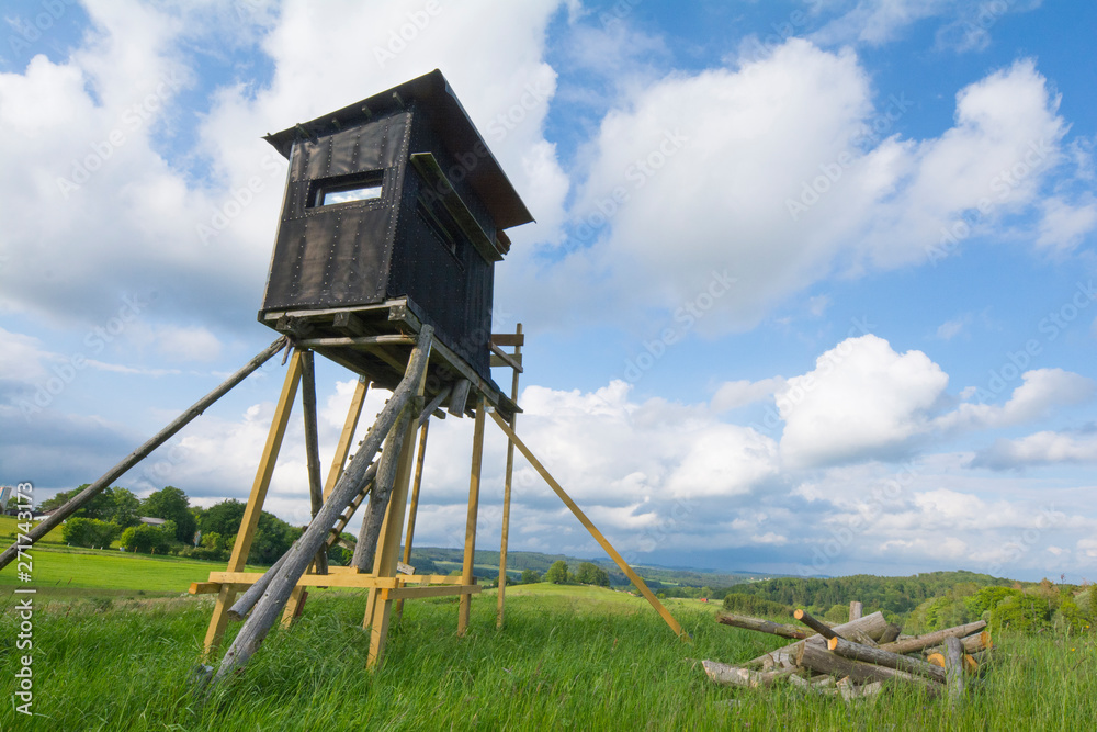 Naklejka premium Hochsitz in der Eifel - Landschaftsaufnahme