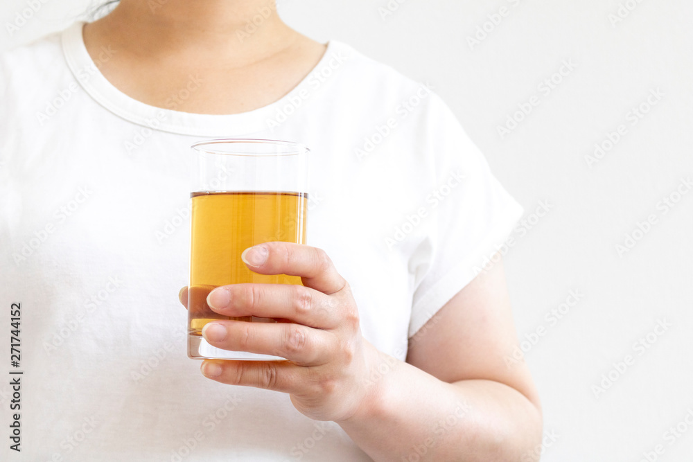 冷えた麦茶を持つ女性 冷えた麦茶を持つ女性