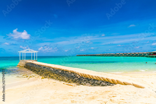 Fototapeta Naklejka Na Ścianę i Meble -  Beautiful water villas in tropical Maldives island  .