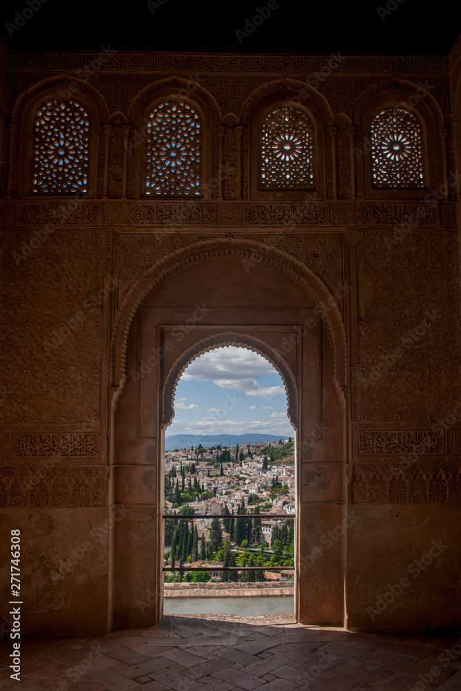 hermoso detalle de la arquitectura nazarí de la alhambra de Granada, Andalucía