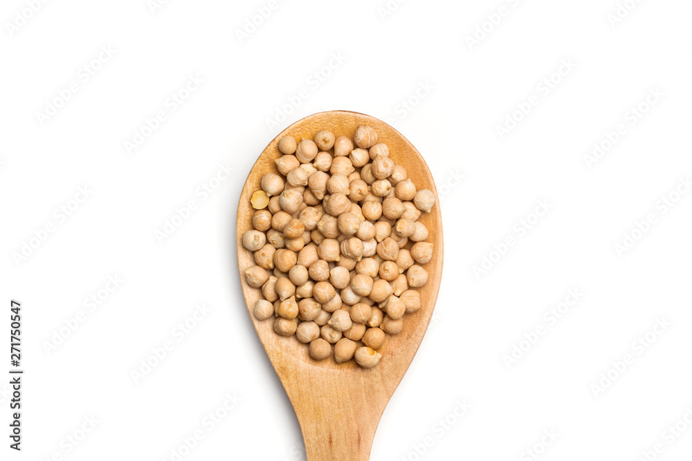 Garbanzos secos sobre cuchara de madera sobre fondo blanco aislado. Vista superior. Copy space Garbanzos secos sobre cuchara de madera sobre fondo blanco aislado. Vista superior. Copy space