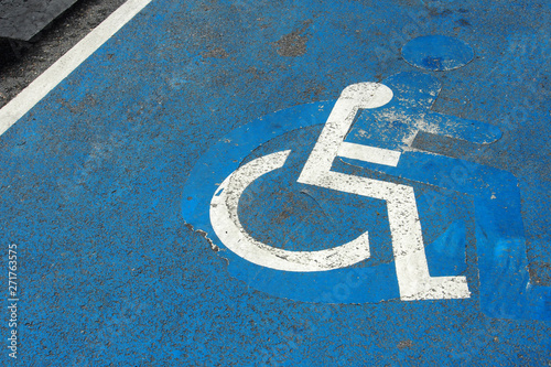 Rollstuhlfahrer Parkplatz, Straßenmarkierung