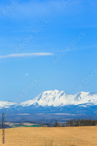 日本 北海道 山と青空背景