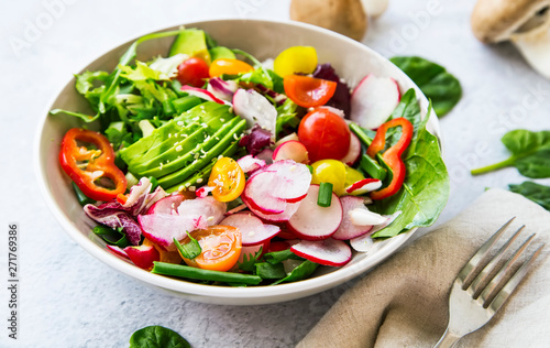 Photo Fresh vegetable salad bowl closeup, healthy organic vegetables salad with radish