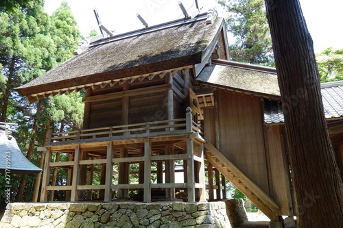 島根県松江市にある六所神社の大社造りの本殿を斜め前方から