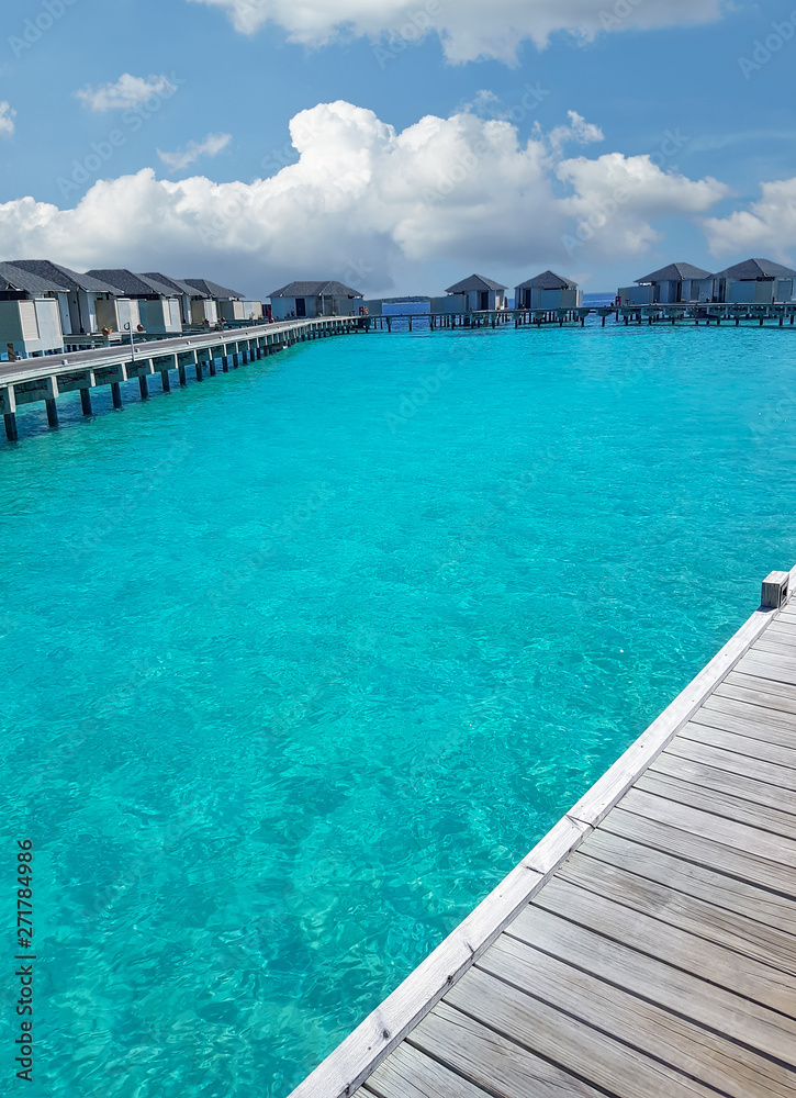 Ferienhäuser auf einem Steg im Indischen Ozean bei den Malediven
