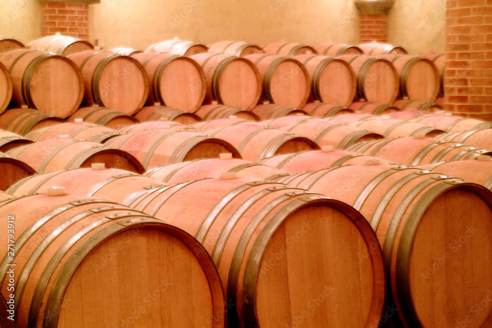 Oak barrels for red wine ageing