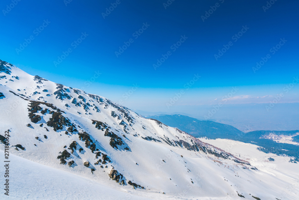 Obraz premium Beautiful snow covered mountains landscape Kashmir state, India .