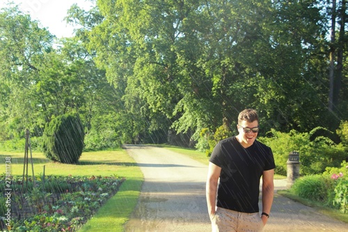 Junge im Park Sanssouci unter einem Wassersprenger photo