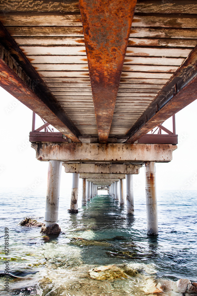 pilares de un puente viejo de madera construido sobre el mar