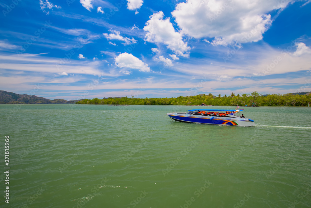 Fototapeta premium Beautiful sky, clear sea and mangrove forests on holidays in thailand