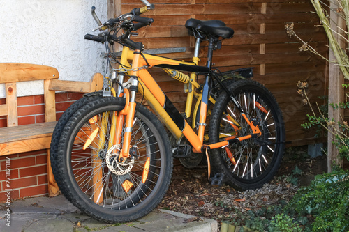 Zwei gelbe Fahrräder