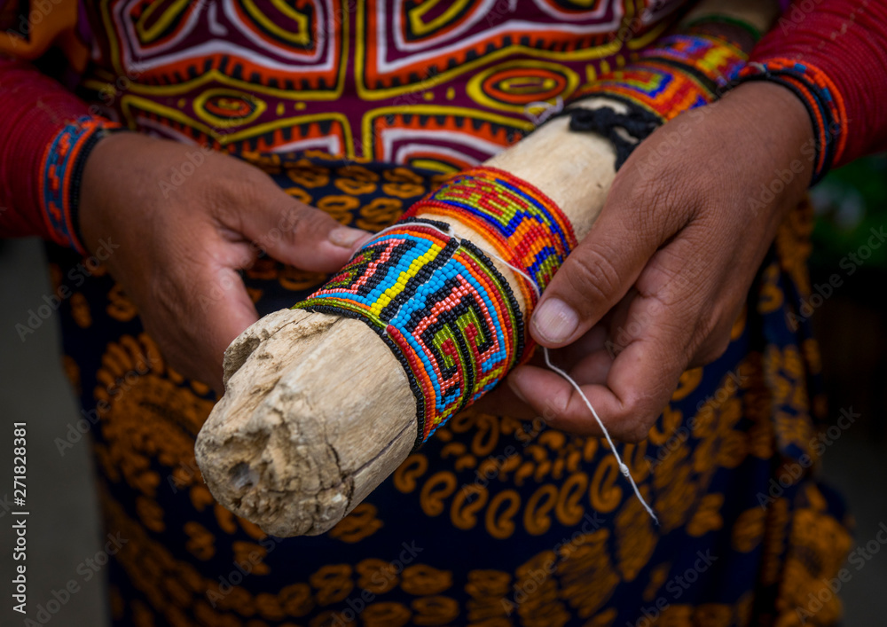 Panama, San Blas Islands, Mamitupu, Kuna Indian Woman Making Bracelets  Stock Photo