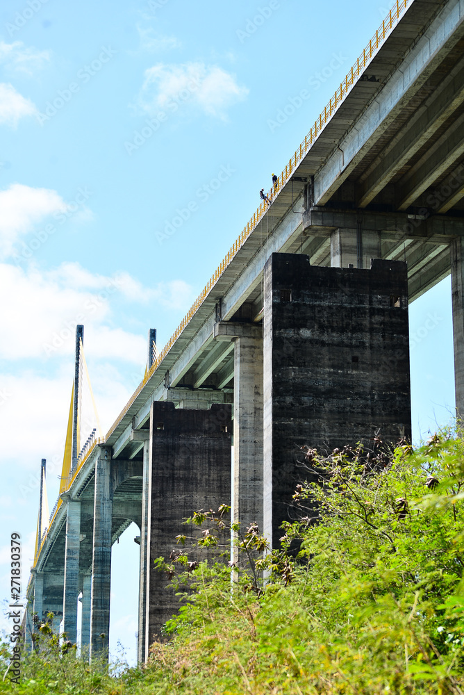 Obraz premium rappel on the bridge, rappelling, tourism in brazil, brazilian landscape