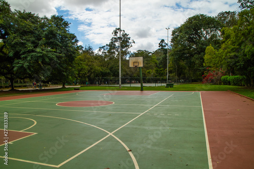 Quadra de esporte em um parque na cidade de São Paulo, Brasil