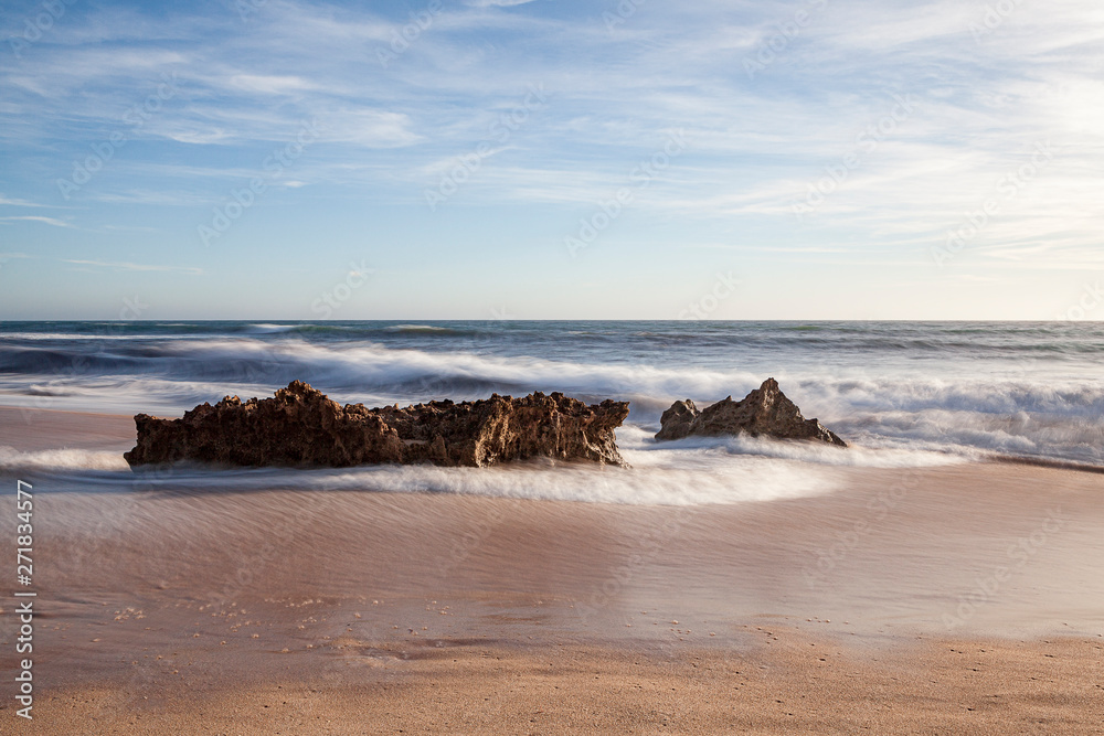 Rochas na rebentação das ondas, no areal da praia, na “Praia da Ilha” em Porto Covo (Costa Vicentina), Alentejo, Portugal, Europa. Rochas na rebentação das ondas, no areal da praia, na “Praia da Ilha” em Porto Covo (Costa Vicentina), Alentejo, Portugal, Europa.