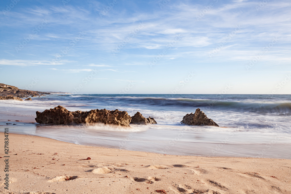Rochas na rebentação das ondas, no areal da praia, na “Praia da Ilha” em Porto Covo (Costa Vicentina), Alentejo, Portugal, Europa. Rochas na rebentação das ondas, no areal da praia, na “Praia da Ilha” em Porto Covo (Costa Vicentina), Alentejo, Portugal, Europa.