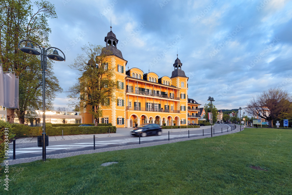 Fototapeta premium Hotel castle in Velden at Worthersee in early morning
