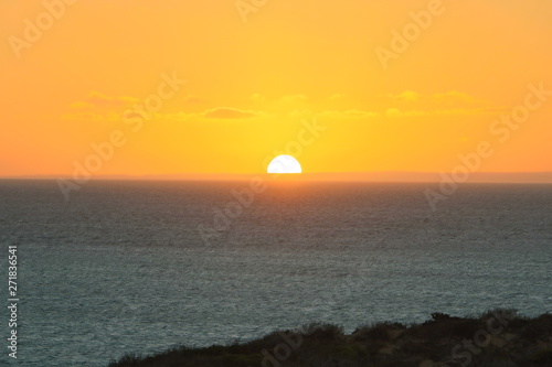 Fototapeta Naklejka Na Ścianę i Meble -  Sun goes down at the Indian Ocean in Denham, Western Australia