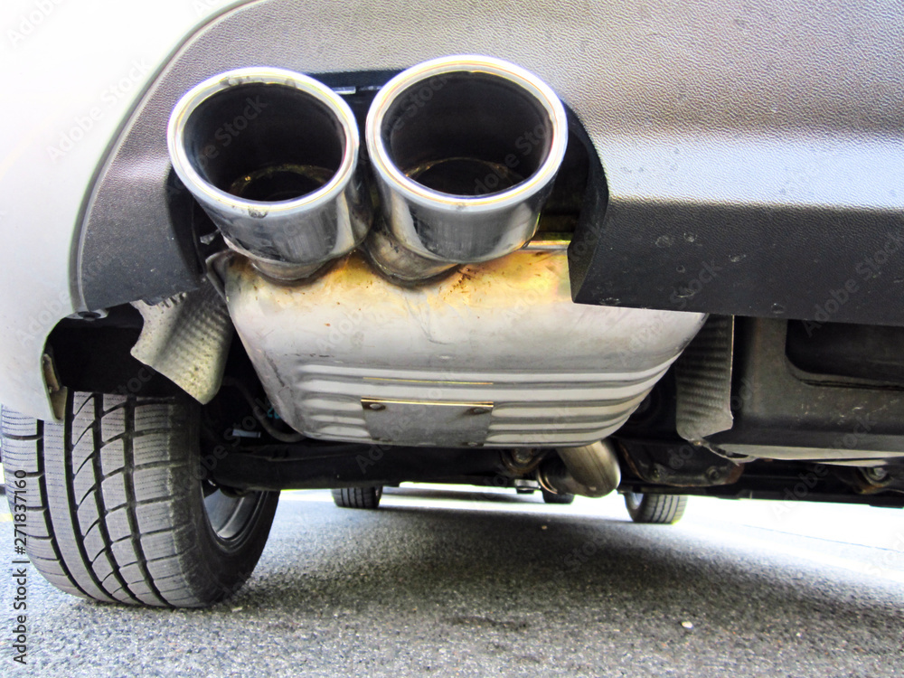 Φωτογραφία Sport Auspuff an Tuning Fahrzeug mit Zulassung für die Straße - kein Erlöschen d