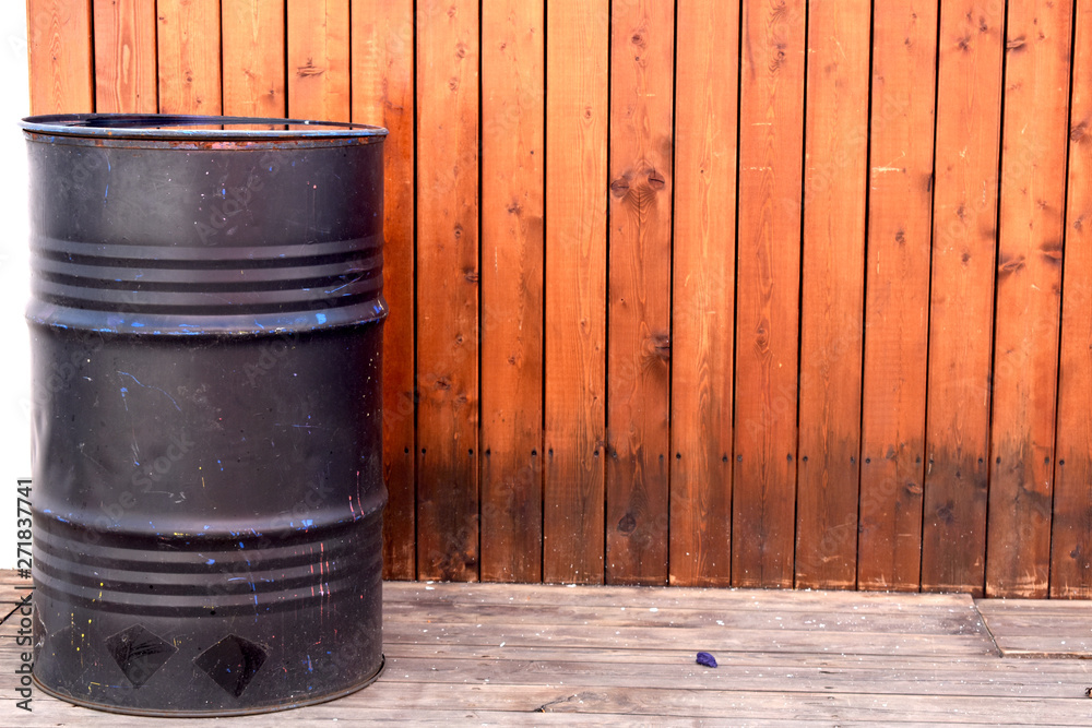 Obraz premium Barrel on the background of a wooden wall..