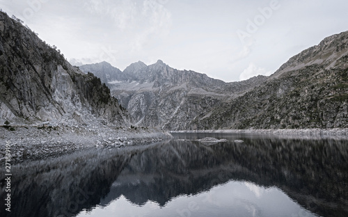 Lac dans les Pyrénées