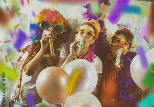 junge Frauen verkleidet zur Party haben Spaß mit Perücke und Luftballons
