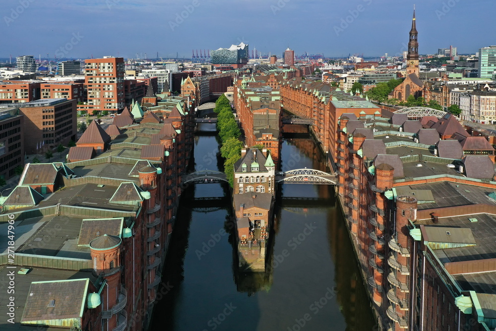 Hamburg Hafencity. Weltkulturerbe Speicherstadt mit Wasserschloss und Elbphilharmonie. Luftaufnahme