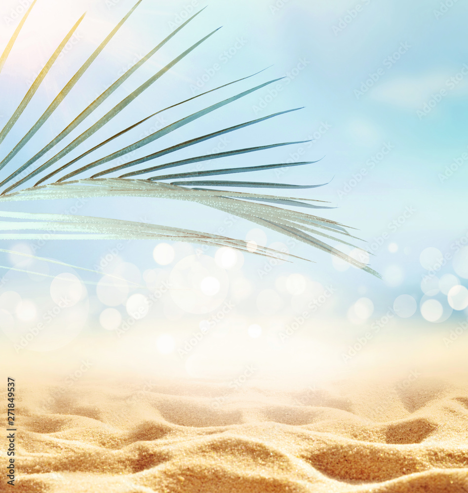 Fototapeta Lato na tle plaży. Piasek, liść palmowy, morze i niebo.