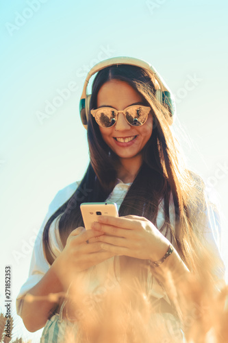 Joven milenial usando nuevas tecnologías al aire libre