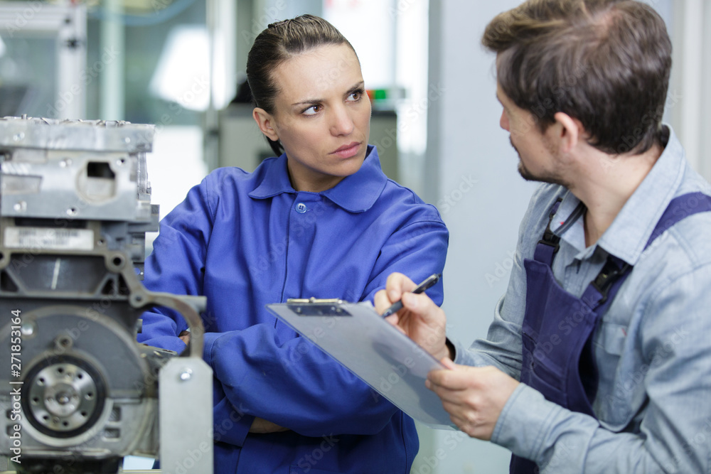 Obraz premium two maintenance engineers going through a checklist