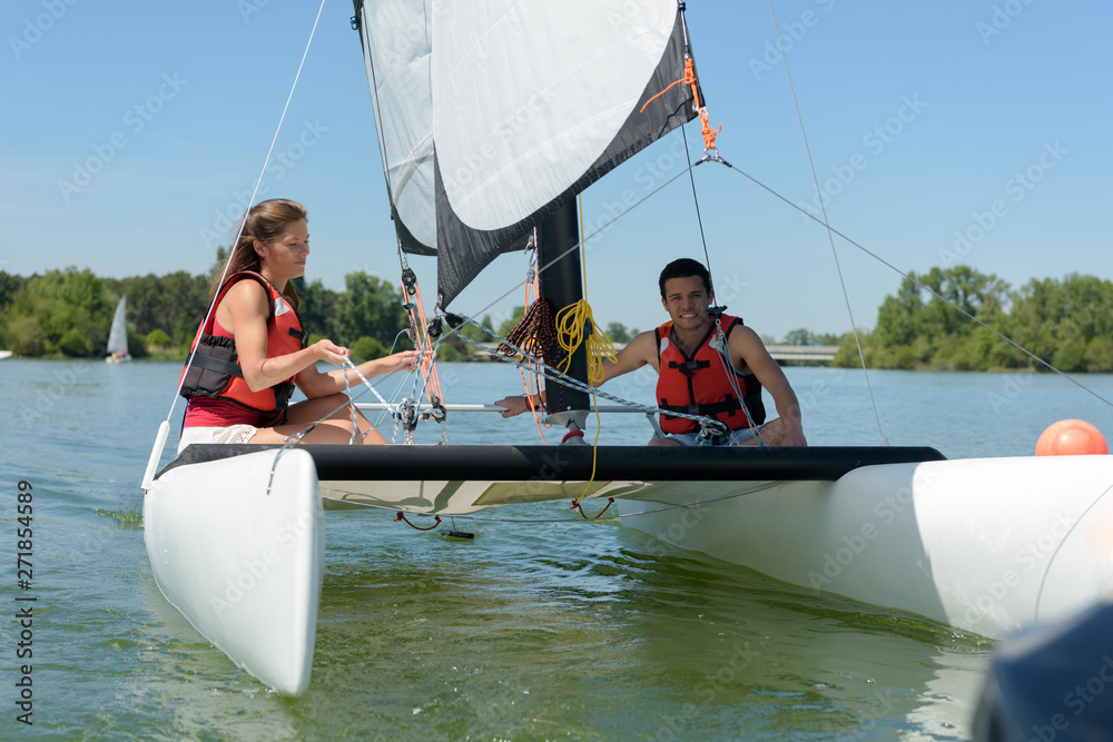Naklejka premium couple enjoying a boat ride