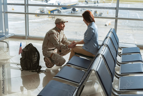 Fotografie Soldier situating opposite his spouse and promising to come back home alive