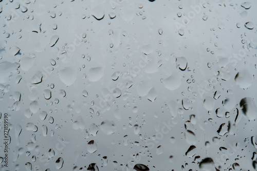 Regentropfen auf einer Glasscheibe