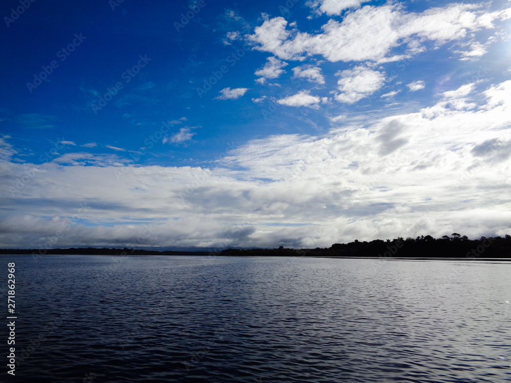 O céu azul do rio negro  no Amazonas