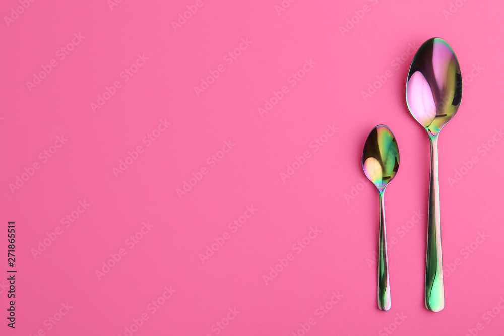 Fototapeta premium Clean spoons and space for text on color background, flat lay