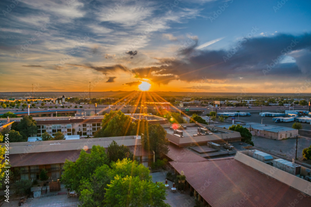 Fototapeta premium Kolorowy Zachód Słońca Nad Albuquerque w Nowym Meksyku