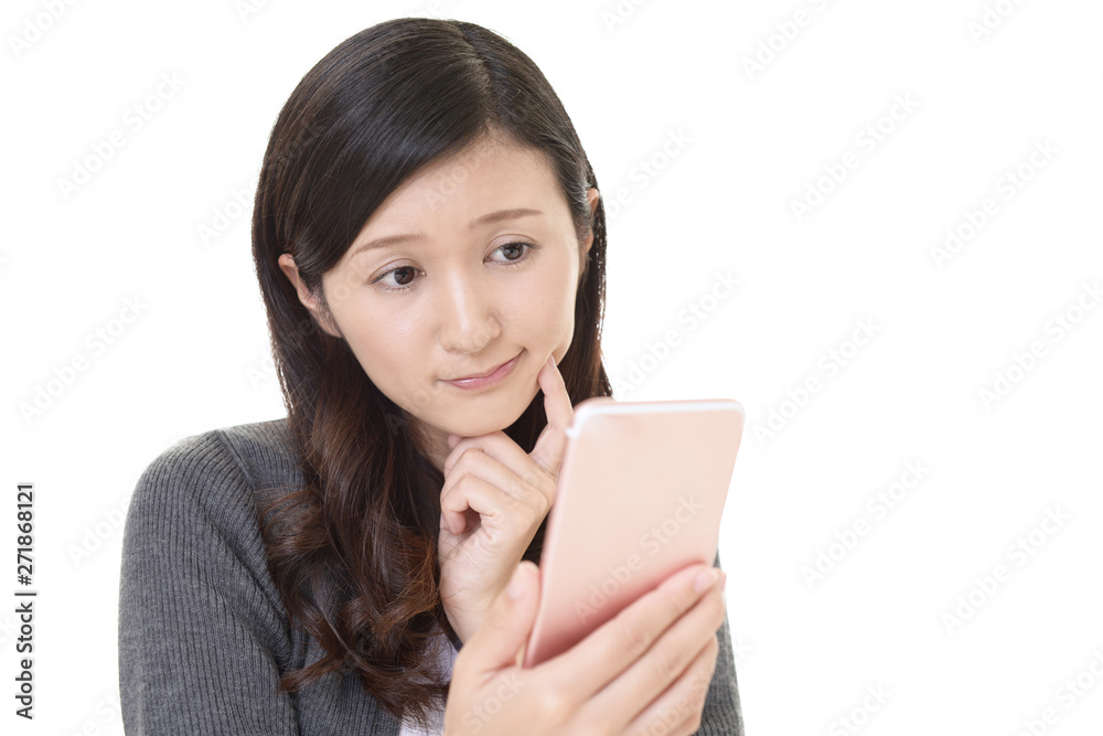 スマートフォンを持つ女性 スマートフォンを持つ女性