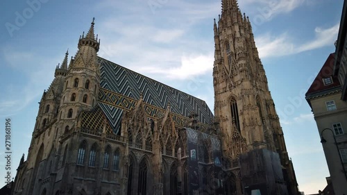 Wien Stephansdom am Abend, Schwenk nach oben