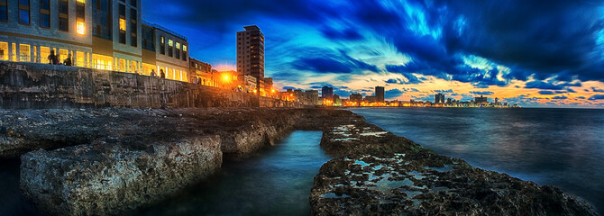Keuken achterwand Havana Malecon van Havana bij schemering  © javier