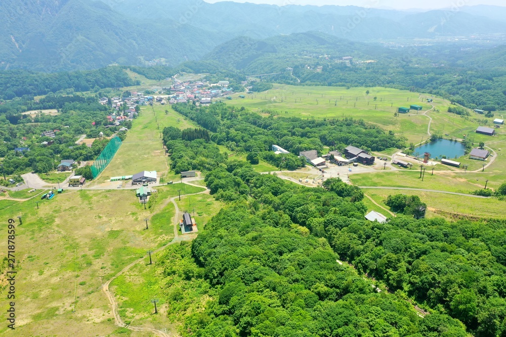 日本の観光名所の栂池高原を空撮
