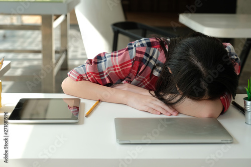 Papier peint woman sleeping at workplace. girl tired from hard work