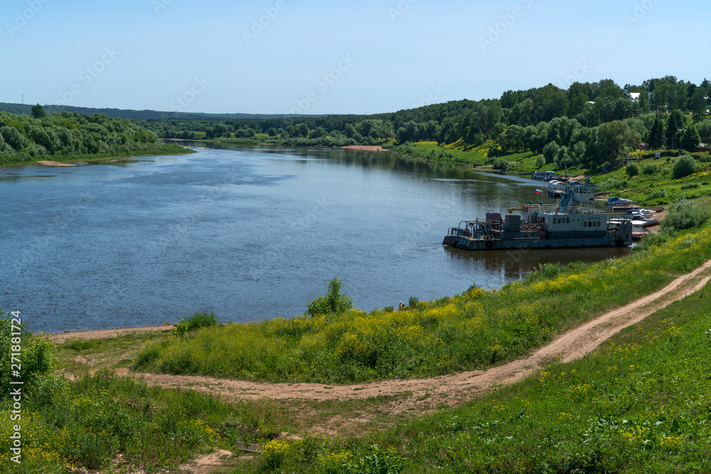 Таруса. Грунтовая дорога вдоль реки Оки. Таруса. Грунтовая дорога вдоль реки Оки.