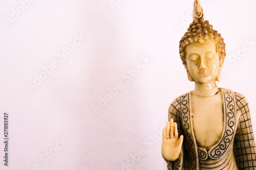 Primo piano di una statuetta di un buddha con lo sfondo bianco, oggetti da collezione