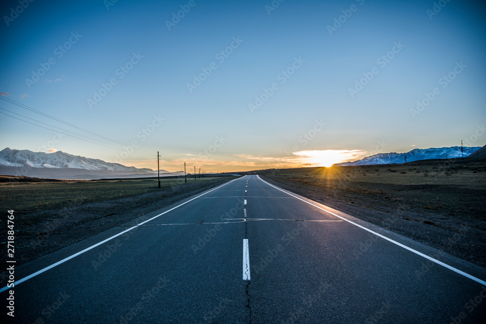 Fototapeta premium Beautiful Altai road in spring