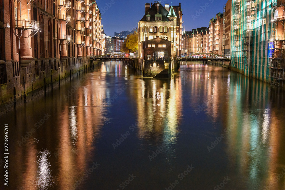 Obraz premium Warehouse District or Speicherstadt at night. Hamburg, Germany