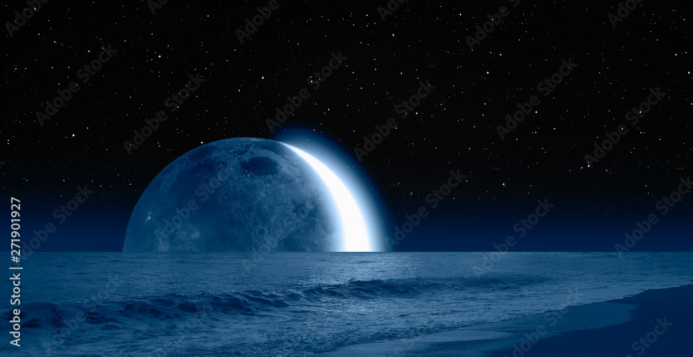 Fototapeta premium Nocne niebo z sierpem księżyca w chmurach ”Elementy tego zdjęcia dostarczone przez NASA