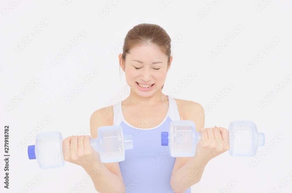 ダンベル体操する若い女性 ダンベル体操する若い女性
