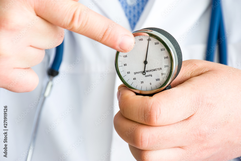 Φωτογραφία Doctor shows to patient and points finger at arrow of mechanical sphygmomanometer, which in turn indicates high number of blood pressure