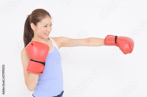 ボクシングする若い女性